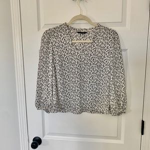 Banana Republic Ivory Color Top with Black Leaf Like Design Size XS P